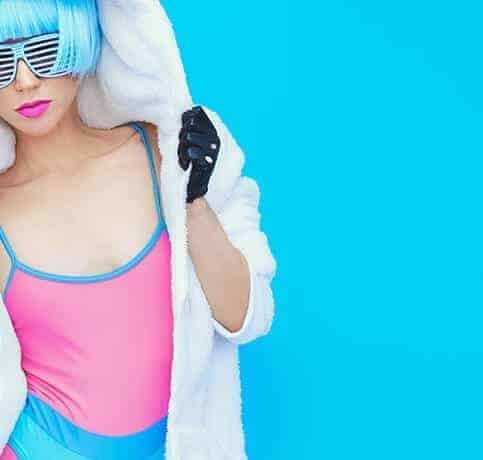 صورة لامرأة بأزياء ملونة وستايل فريد مع عدسات شفافه.